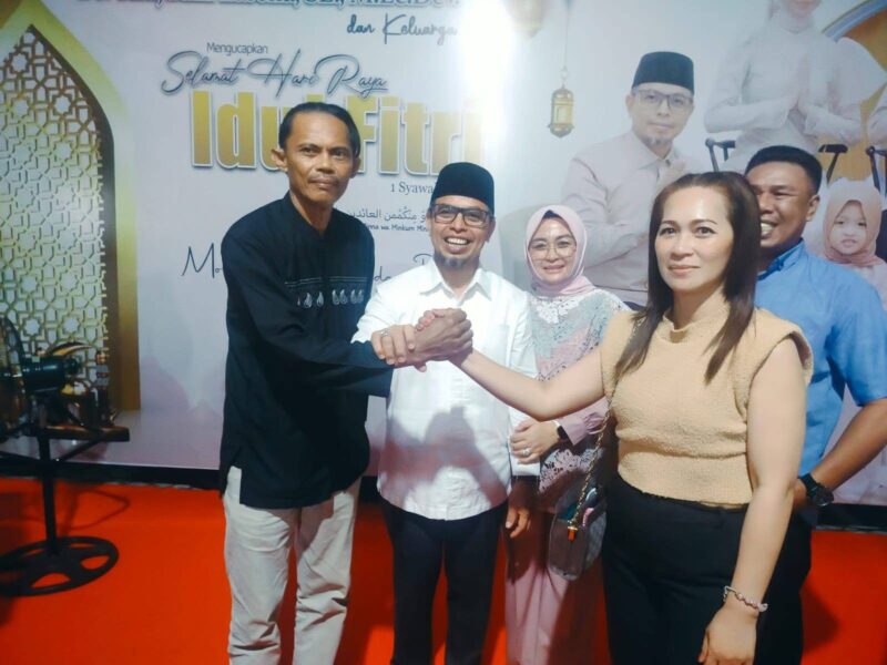 Satrin Lasama Bersama Sintya Bojoh saat bersilaturahmi dengan Bupati Boltara di momen Idul Fitri
